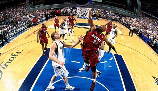 Finals 2006: Alonzo Mourning von den Miami Heat mit dem Dunk. Dirk Nowitzki ist nur Zuschauer