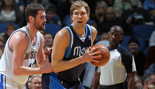 Dirk Nowitzki (33 Punkte) gewann das Duell gegen Kevin Love (32)