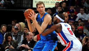 Im Duell der Big Men machte Josh Smith (r.) zwar mehr Punkte, Nowitzki gewann aber das Spiel