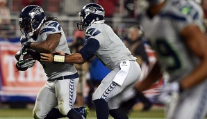 Russell Wilson gibt ab an Running Back Marshawn Lynch - und der prescht nach vorn