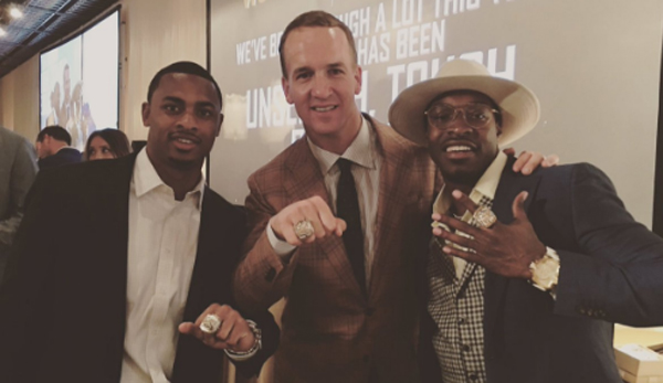 Peyton Manning (M.) und zwei Teamkollegen präsentieren stolz ihre Ringe