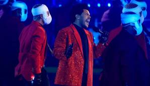 Im vergangenen Jahr trat The Weeknd in der Halbzeit auf. Der Kanadier rockte das Event ganz alleine - von zahlreichen Tänzern an seiner Seite mal abgesehen. Dank Masken alles ganz coronakonform.