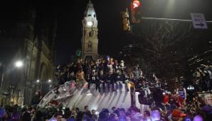 Nach dem historischen Sieg der Eagles im Super Bowl sind auch die Fans zuhause in Philly... nun ja - leicht eskaliert. Beeindruckende Bilder von nicht so beeindruckende Personen, die eine ganze Stadt verwüsten!