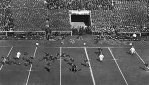 Hier zu sehen: Yale-Halfback Noble mit einem Pass zu Quarterback Bunnell, 1925.