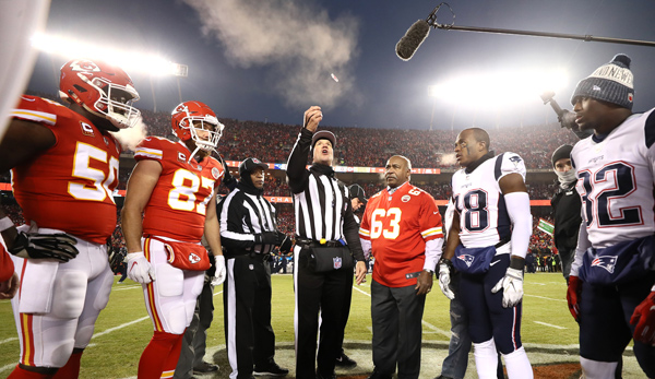 Der Coin Toss zwischen den Chiefs (l.) und Patriots im AFC Championship Game.