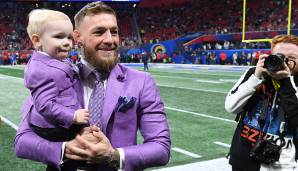 Conor McGregor brachte seinen Sohn mit. Beide in lilanem Anzug. Man wäre ja sonst nicht aufgefallen.