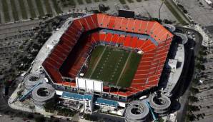Bis 2014 fanden noch mehr als 75.000 Zuschauer in dem Stadion Platz, nach einer aufwendigen Renovierung wurden die Plätze allerdings auf 64.767 begrenzt. Kostenpunkt des Umbaus: 350 Millionen Dollar.
