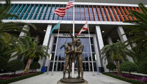 Vor dem Stadion erinnert eine große Skulptur an den legendären ehemaligen Head Coach Don Shula sowie insbesondere an die perfekte Saison 1972. Die Adresse des Hard Rock Stadiums zudem: 347 Don Shula Drive.