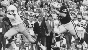 Der allererste Super-Bowl-Sieger Green Bay Packers wiederholte seinen Triumph ein Jahr später gegen die Oakland Raiders. Quarterback-Legende Bart Starr wurde mit einer effizienten Vorstellung zum MVP gewählt.