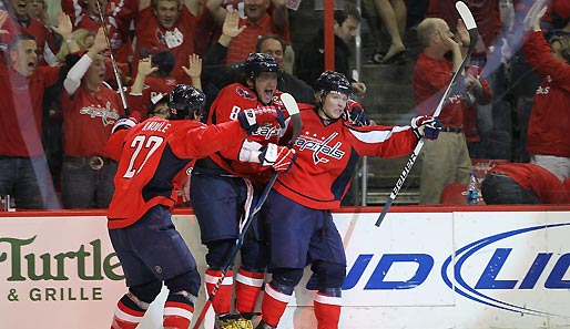 Die Washington Capitals feiern ihren Overtime-Sieg gegen die Montreal Canadiens