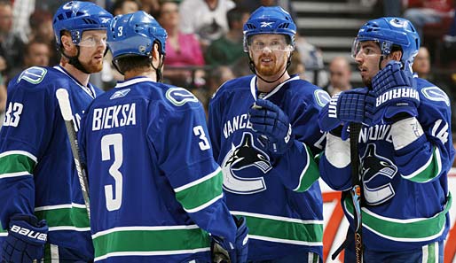 MVP Henrik Sedin (l.) und sein Bruder Daniel (2.v.r.) sind die wichtigsten Offensivspieler der Canucks