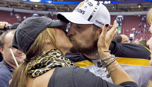 Dennis Seidenberg holte sich nach dem Stanley-Cup-Sieg die Belohnung von Ehefrau Rebecca ab