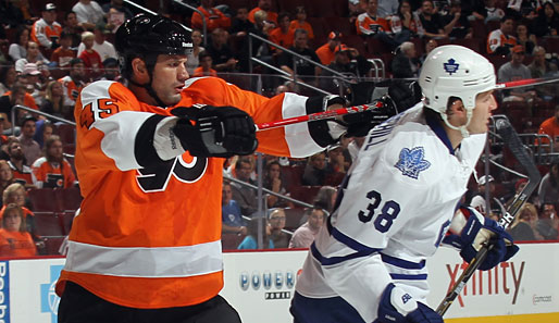 Jody Shelley (l.) von den Philadelphia Flyers wurde für zehn Spiele gesperrt