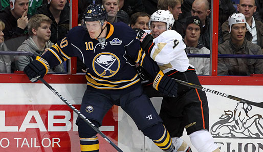 Christian Erhoff (l.) fuhr in Berlin den zweiten Saisonsieg mit den Buffalo Sabres ein