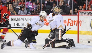 Mikael Backlund (l.) und die Flames zerlegten die Ducks