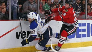 Bryan Bickell (r.) und die Blackhawks bezwangen St. Louis