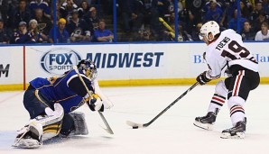 Chicagos Jonathan Toews (r.) erzielt gegen Goalie Ryan Miller das entscheidende Tor