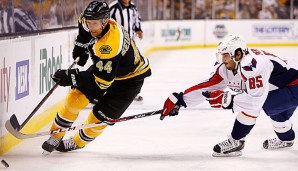 Dennis Seidenberg (l.) arbeitet nach einem Kreuzbandriss an seinem Comeback