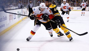 Dennis Seidenberg (r.) spielt seit 2010 bei den Boston Bruins