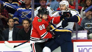 Patrick Kane (l.) und Alex Pietrangelo schenkten sich nichts