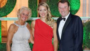 Kerber mit Wimbledon-Chairman Philip Brook und dessen Gattin Gill