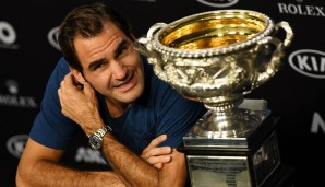 Roger Federer mit dem Australian-Open-Pokal