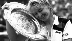 Jana Novotna mit ihrer wertvollsten Trophäe