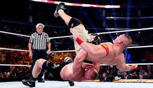 Brock Lesnar bei einem seiner 16 Suplexe gegen John Cena