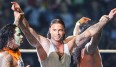 Tim Wiese (Mitte) stieg in Frankfurt erstmals in einen WWE-Ring