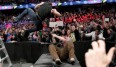 Einer von zahlreichen Flying Elbows, die Dean Ambrose bei TLC Bray Wyatt verpasste