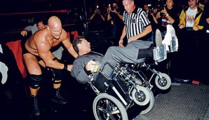 Stone Cold Steve Austin (l.) mit seinem Lieblingsfeind Vince McMahon