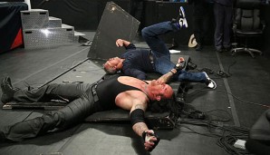 Der Undertaker wurde von Shane McMahon durch einen Tisch befördert