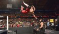 AJ Styles schickte bei Payback Roman Reigns per Phenomenal Forearm durchs Kommentatorenpult