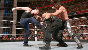 Dean Ambrose (l.) ist weiterhin WWE-Champion