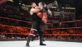 Kevin Owens (l.) verteidigte seinen Titel nach Eingreifen von Chris Jericho gegen Seth Rollins