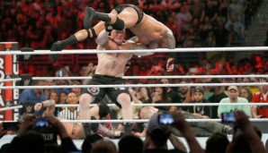 Brock Lesnar verteilt Prügel gegen Randy Orton, musste dann aber auch einstecken