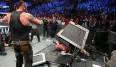 Zerstörung pur! Braun Strowman schickte Brock Lesnar per Powerslam durch ein Kommentatorenpult