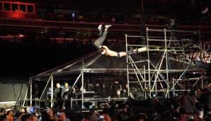 Das folgende Falls Count Anywhere Match zwischen Shane McMahon und The Miz sollte eines der spektakulärsten des Abends werden. Shane ließ sich von einer Plattform von Miz herab suplexen, landete beim Sturz auf diesem und sicherte sich so den Sieg.