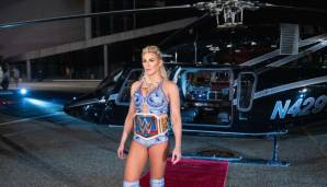Und dann wurde Geschichte geschrieben! Ensprechend fulminant waren die Auftritte: Charlotte Flair wurde wurde per Helikopter zum Ring gebracht, wie einst ihr Vater in den 80ern. Ronda Rousey lief dagegen zu einer Live-Performance von Joan Jett ein.