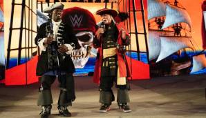 Titus O'Neil und Hulk Hogan - Letzterer unter lauten Buhrufen - führten abermals als Hosts durch den Abend. Passend zum im Raymond James Stadium ansässigen Super-Bowl-Champ, den Tampa Bay Buccaneers, diesmal im Piraten-Outfit.