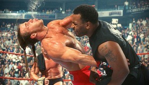 Auch Iron Mike Tyson war schon dabei. Bei WrestleMania XIV streckte er HBK Shawn Michaels mit einer gut gezielten Rechten nieder