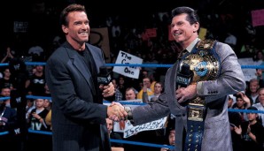 Arnie ist ebenfalls ein alter Bekannter von Vince McMahon. 2015 gab sich der "Terminator" beim Einzug von Sting in einem Video die Ehre