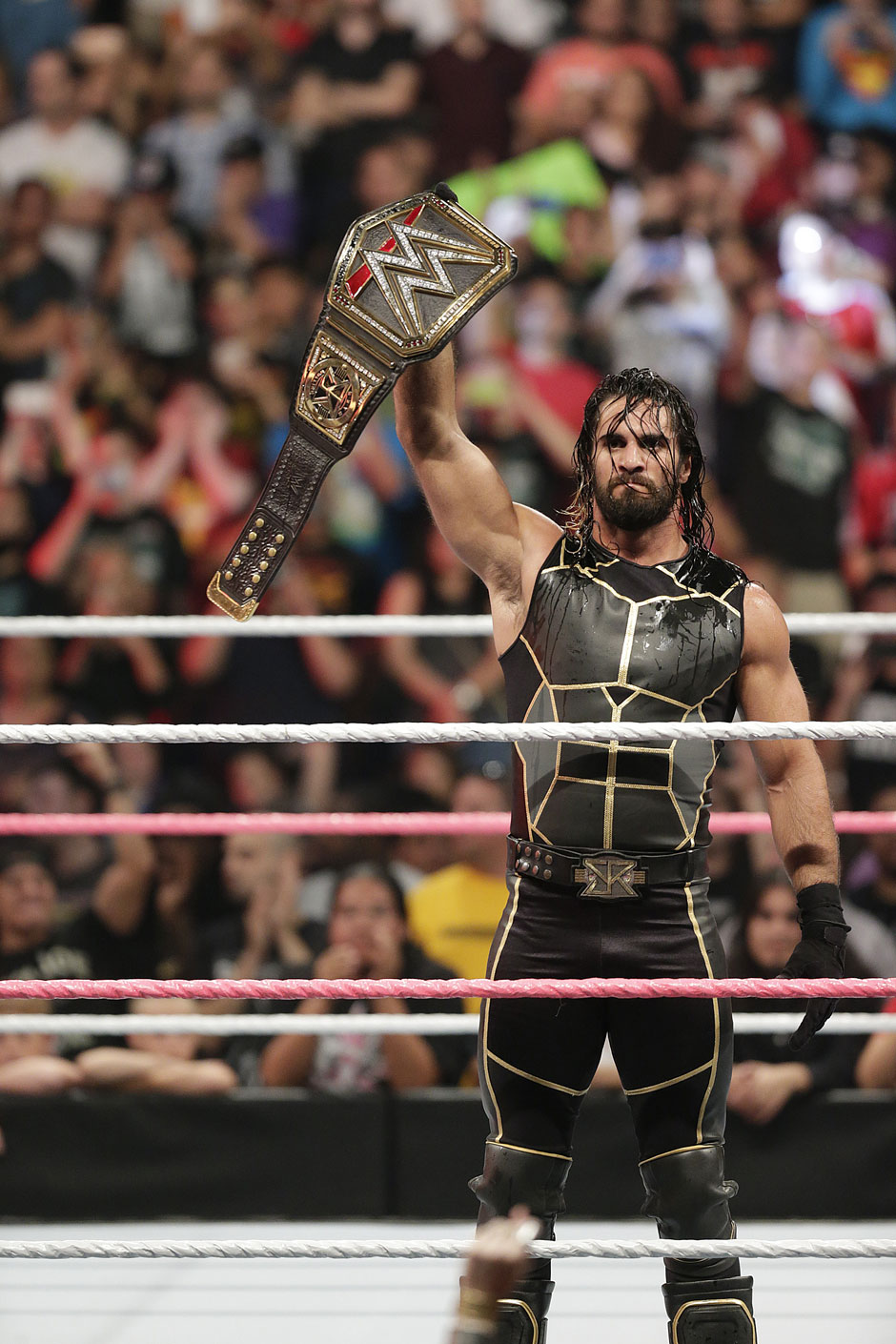 In der WWE gibt es kein Siegerlächeln: Seth Rollins bleibt WWE World Heavyweight Champion