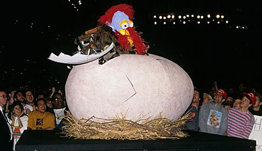 Wir erleben die Geburt des wohl schrägsten Vogels in der WWE-Geschichte: Der Gobbledy Gooker. Später schlüpfte auch Maryse mal in das Kostüm