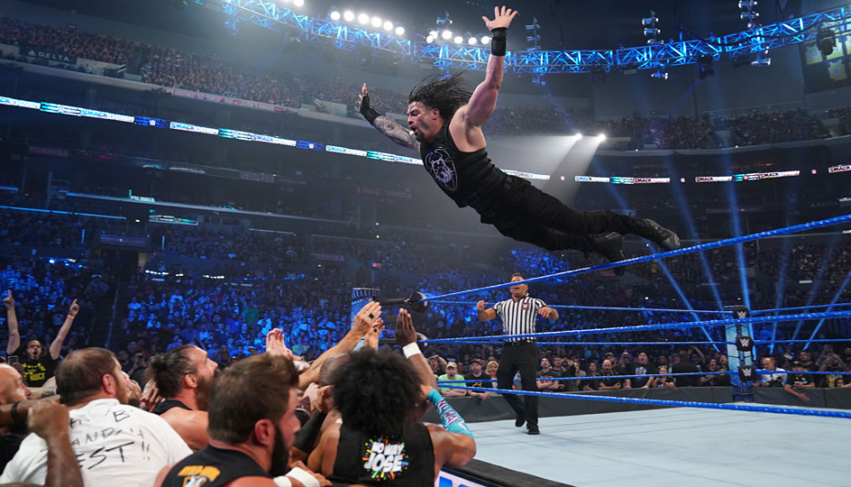 Roman Reigns gewann ein Lumberjack-Match gegen Erick Rowan.
