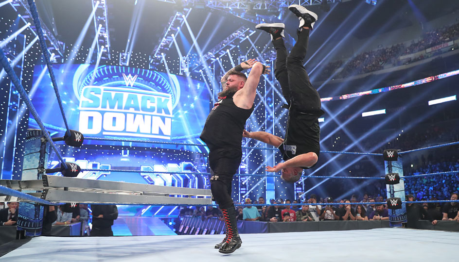 Shane McMahon und Kevin Owens trafen in einem besonderen Career vs. Career Ladder Match aufeinander. Wer verliert, ist raus!