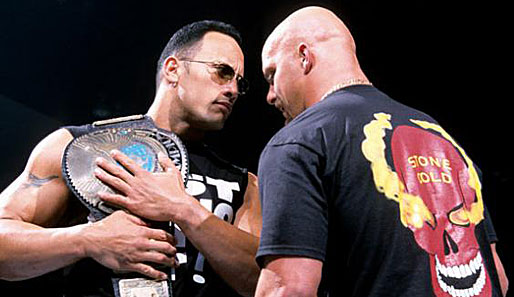 Die beiden zentralen Figuren der legendären Attitude Era: The Rock, damals WWE-Champion, und Stone Cold Steve Austin