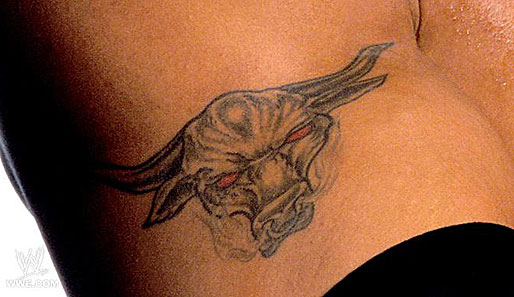 Was eine Nahaufnahme von Dwayne Johnsons unverwechselbarem Brahma Bull-Tattoo