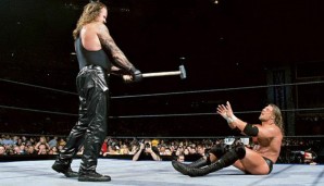 WrestleMania XVII: 2000 musste der Taker verletzt passen, im Jahr 2001 kam es dann zum ersten Duell mit Triple H - Vorschlaghammer inklusive. Das Besondere: Das Duell der beiden Hall of Famer bestritt der Undertaker als "American Badass"