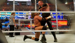 WrestleMania XXVIII: Auch das Rematch gegen "The Game" ein Jahr später entschied der Undertaker für sich. Die Hell-in-a-Cell-Schlacht nahm epische Ausmaße an - mit HBK als Referee!